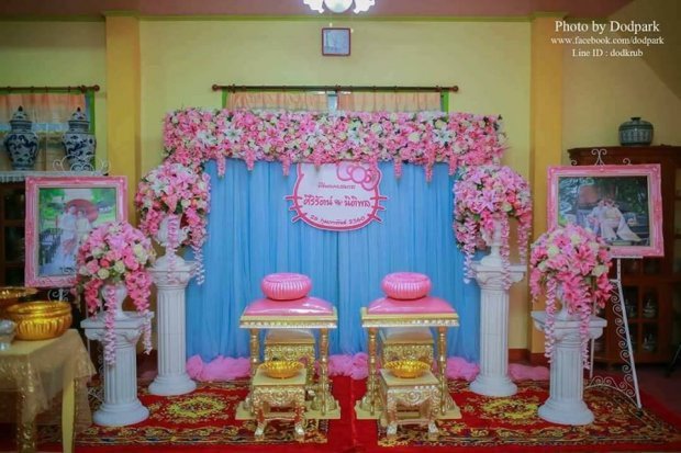 Hoa, tráp và mọi thứ đều được chủ đạo bởi màu hồng Kitty.