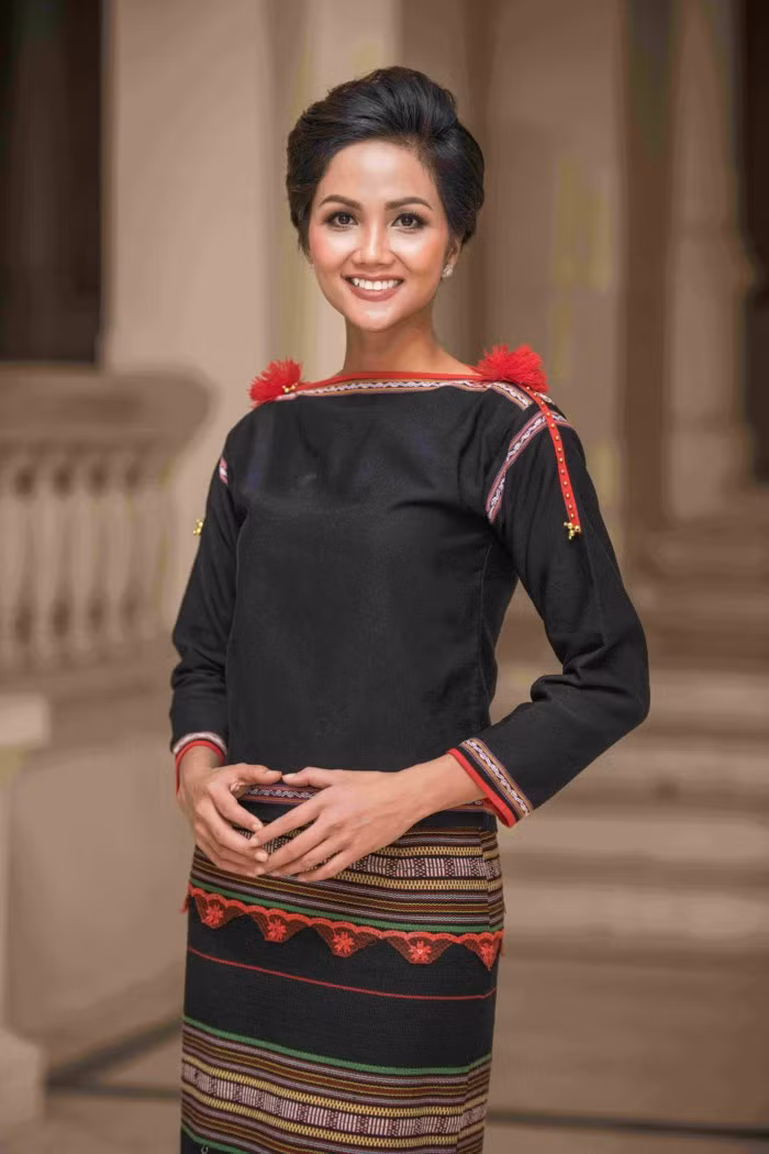H'Hen Niê phiên bản đời thực dễ dàng tạo thiện cảm với người nhìn nhờ nụ cười thường trực trên môi.