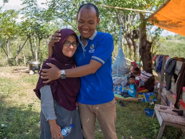 Phép màu đã tới với vợ chồng anh Azwan và chị Dewi. Ảnh: AFP