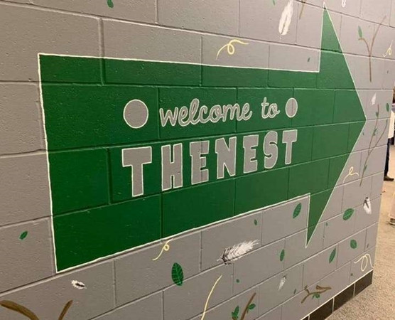 Bảng chỉ dẫn vào cửa hàng “Cái Tổ”.