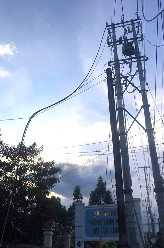 Đường dây điện bị đứt gây ra vụ tai nạn thương tâm.