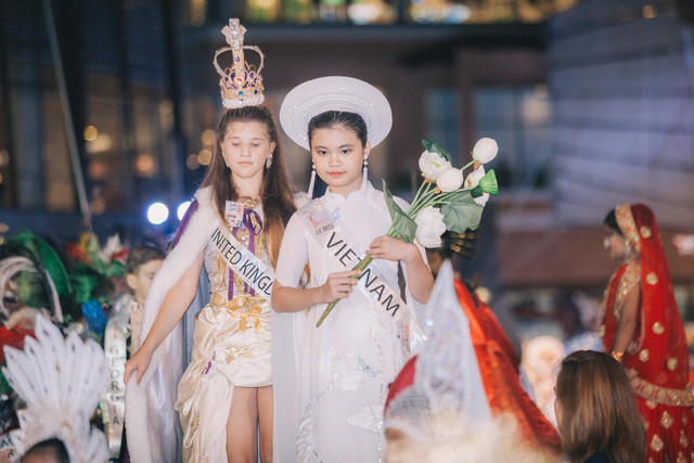 Trước khi tham gia cuộc thi, Nguyễn Ngọc Trang Anh cũng là gương mặt người mẫu nhí quen thuộc trên sàn catwalk chuyên nghiệp trong nước. Trước khi tham gia cuộc thi, Nguyễn Ngọc Trang Anh cũng là gương mặt người mẫu nhí quen thuộc trên sàn catwalk chuyên nghiệp trong nước.