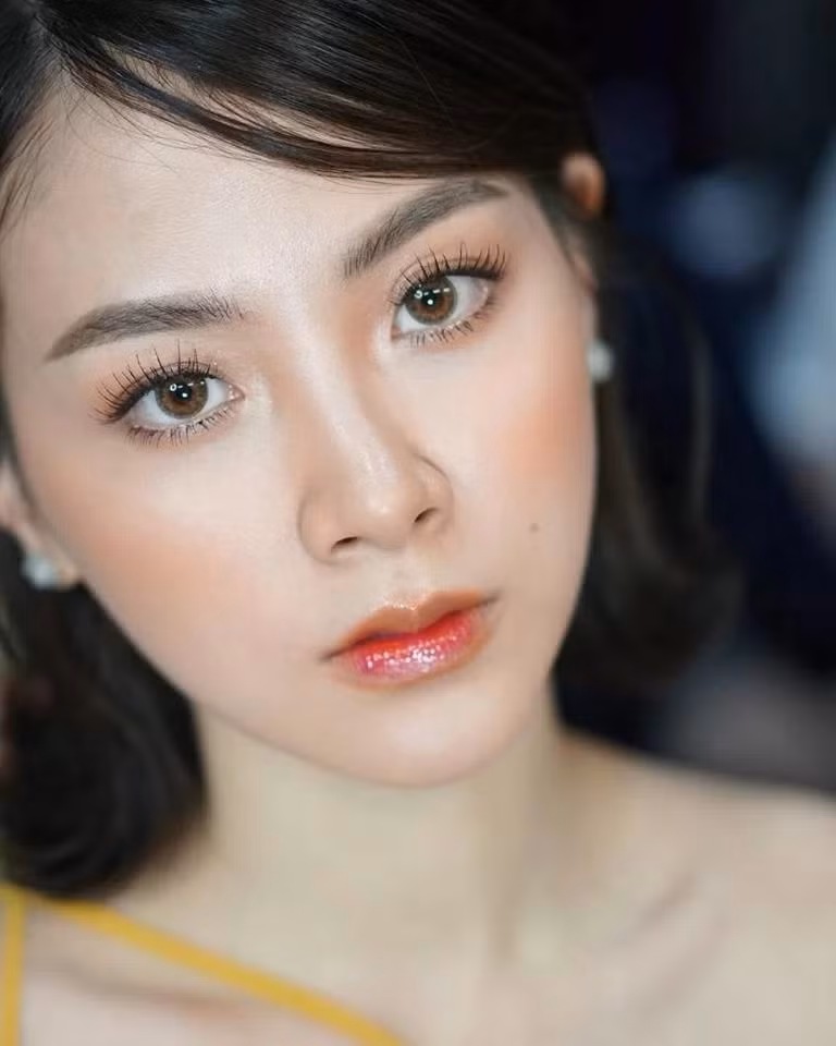 Baifern khác lạ khi tô son hai màu, môi trên và viền môi màu cam, giữa lòng môi là son đỏ.