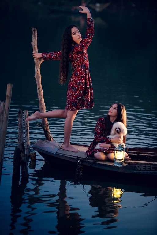 Vì đã rất quen với việc diễn trước ống kính, Lucy luôn thể hiện xuất sắc ý tưởng của nhiếp ảnh gia qua cách biểu lộ gương mặt và tư thế. Còn Betty tuy lần đầu tham gia nhưng cũng không gặp mấy khó khăn khi thể hiện thần thái của một cô bé mơ mộng.