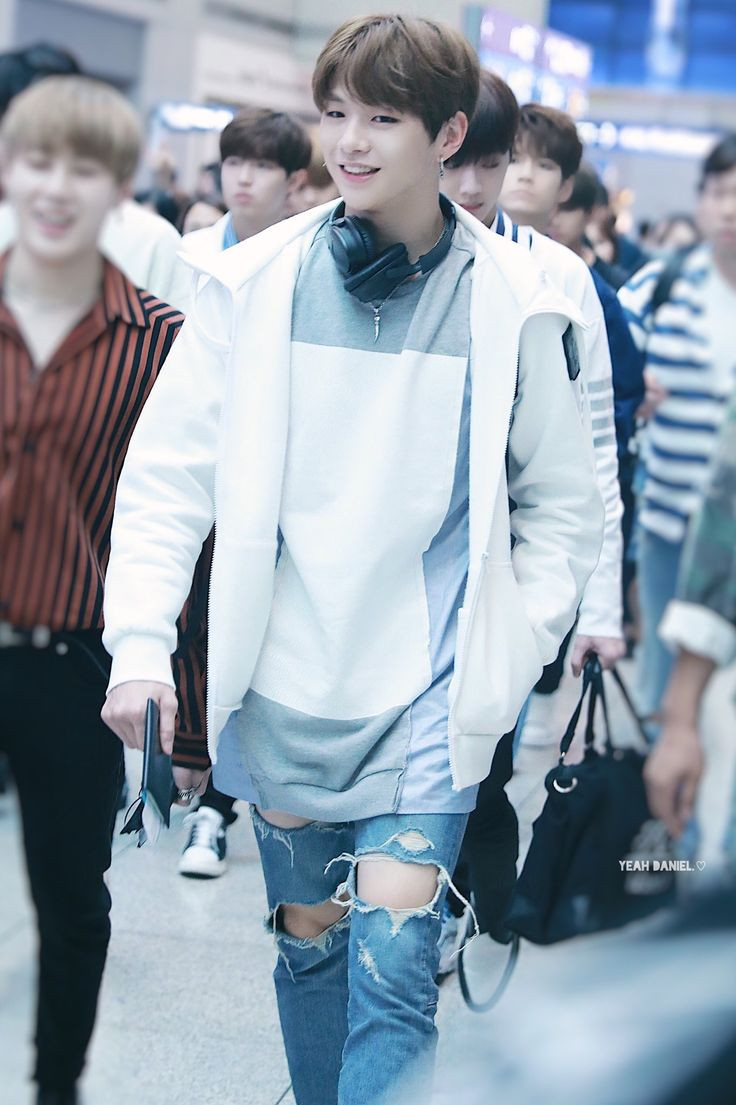 Phối đồ nhiều lớp như Kang Daniel thực ra không hề đơn giản. Chỉ non tay một chút là sẽ trở thành rối mắt, luộm thuộm ngay lập tức rồi.