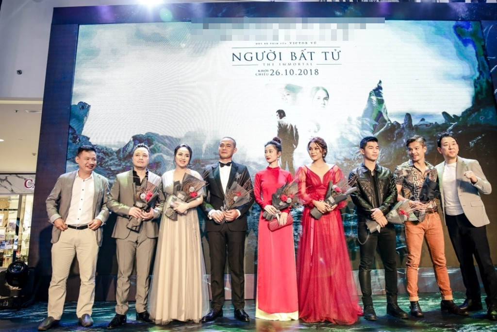 Ê-kíp làm phim "Người bất tử".