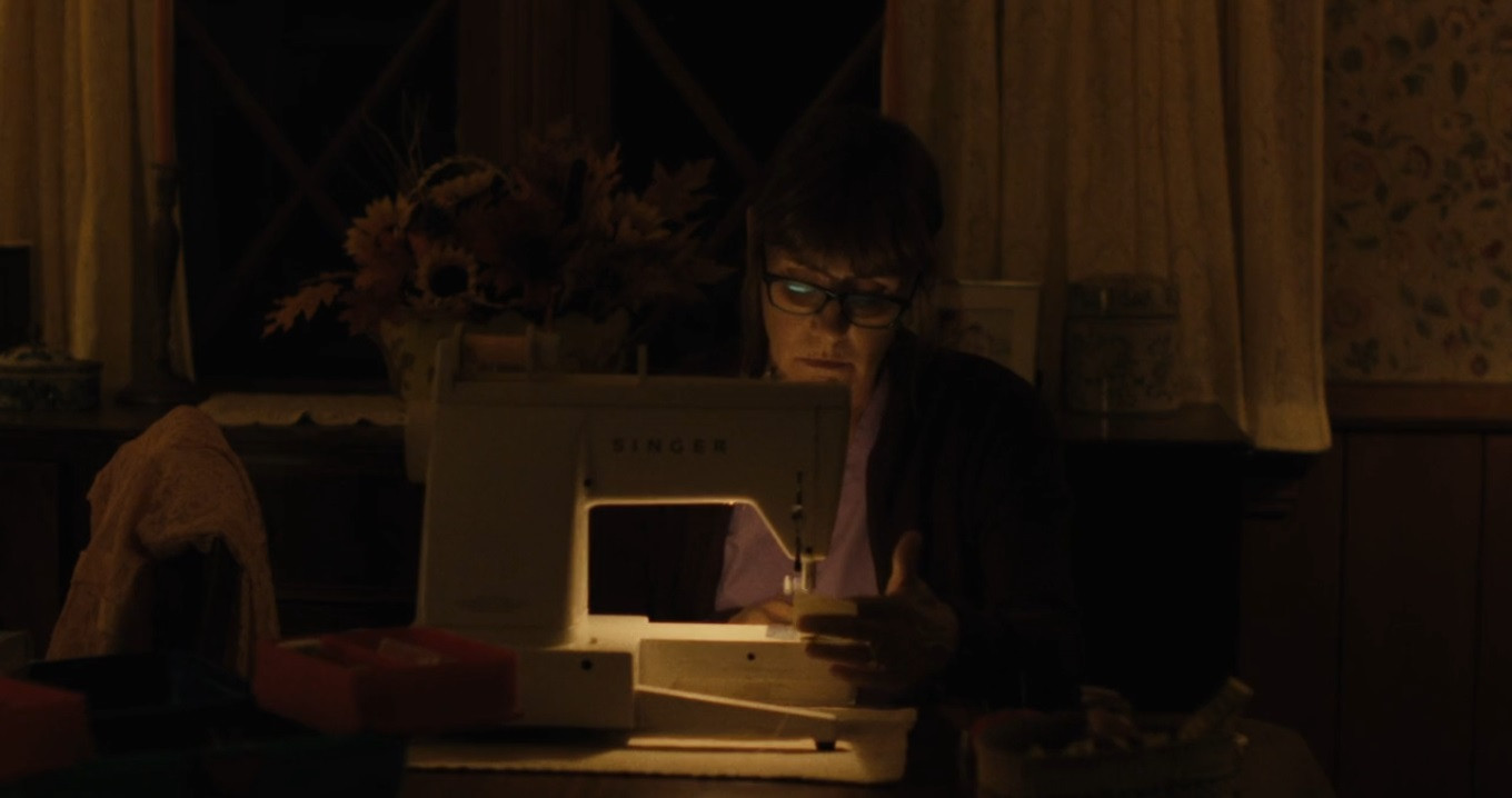 Mẹ đã thức đêm sửa lại chiếc váy cho Christine.