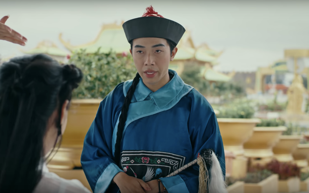 Sự xuất hiện của CrisDevilGamer khiến MV có những mảng hài hước duyên dáng.