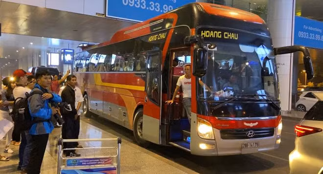 Đoàn xe với tổng cộng 6 xe, có cả xe công an sẽ hộ tống đội tuyển UAE về nới đóng quân. Ảnh: Lan Di.