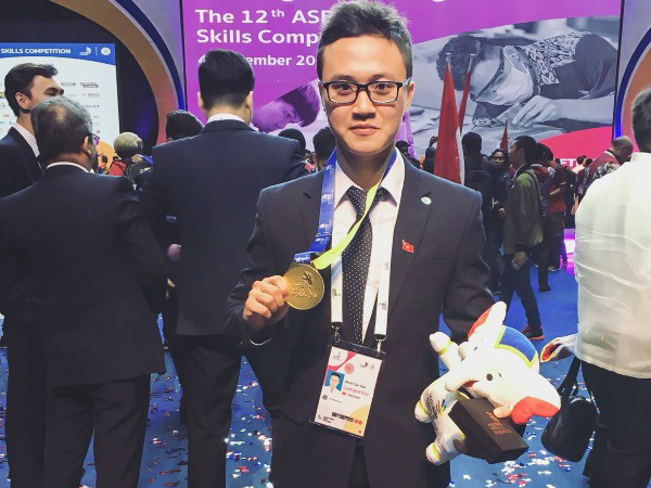 Cao Văn Minh khoe tấm huy chương vàng tại cuộc thi quốc tế. Cao Văn Minh khoe tấm huy chương vàng tại cuộc thi quốc tế.