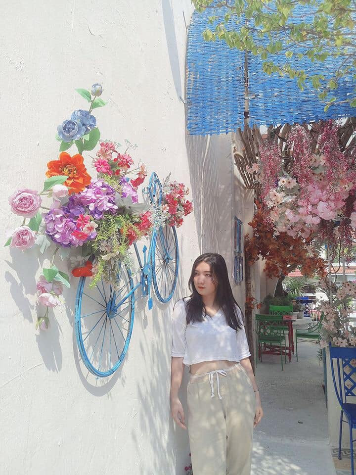 Ảnh: Ngôi nhà màu hồng và chiếc xe màu xanh.