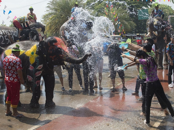 Tết Songkran là thời điểm mọi người té nước ướt người nhau, nên chính phủ Thái khuyên nữ giới “đừng mặc sexy”.