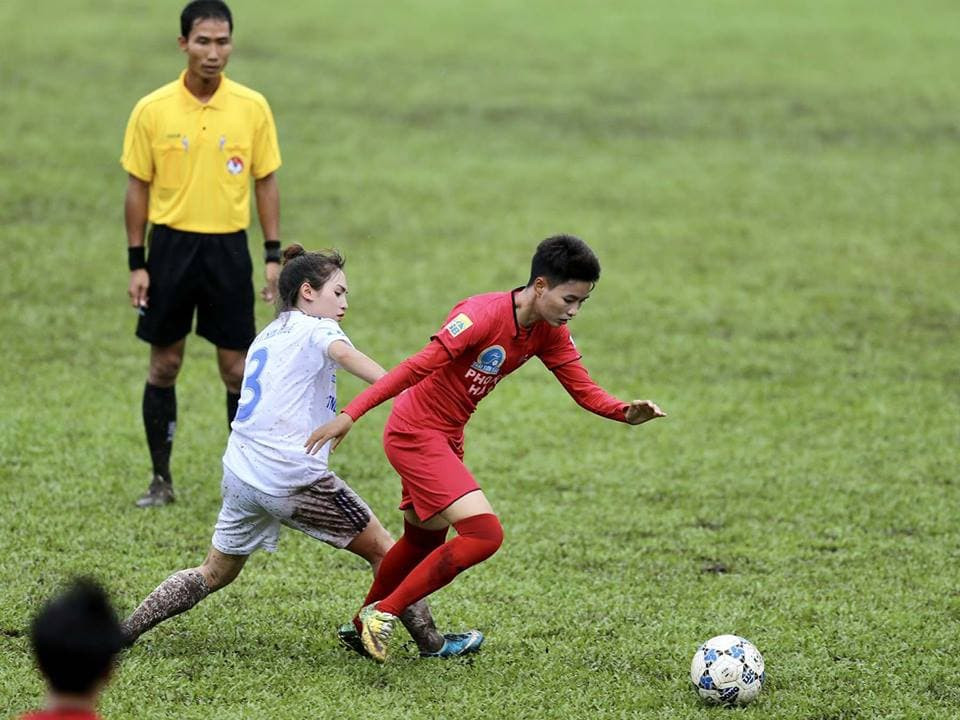 Đá bóng thôi mà, có cần phải xinh đẹp thế này không!