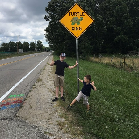 Hai anh em Jack rất vui bên tấm biển mới được dựng.