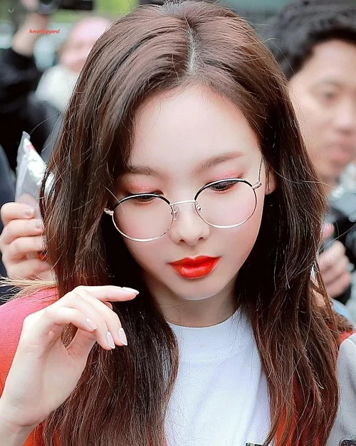 Để vẻ ngoài nổi bật hơn, Nayeon (TWICE) cũng chọn cách tô son đầy môi, kẻ viền trau chuốt.