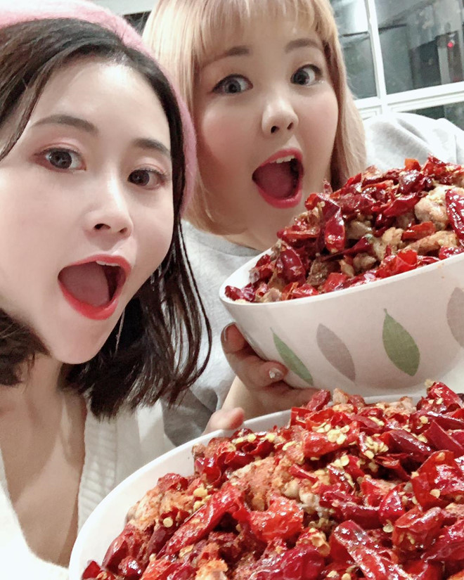 Hai "thánh ăn" khiến fan thích thú khi hợp tác cùng nhau. Ảnh: Instagram NV.