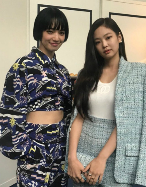 Rõ ràng Jennie không hề bị mờ nhạt khi đọ sắc với những mẫu nổi tiếng của châu Á như Nana Komatsu.