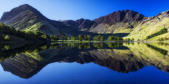 Những hồ nước mang hơi thở cuộc sống: Lake district (Quận Hồ) nằm ở miền núi Tây Bắc nước Anh, được lập thành một vườn quốc gia từ năm 1951, là một địa điểm du lịch phổ biến, nó nổi tiếng với hồ nước, rừng và đồi núi. Dù bao quanh bởi những ngọn đồi và núi hiểm trở nhưng điều đó không làm giảm bớt đi sự lôi cuốn của hồ nước này. (Ảnh Buttermere, Quận Hồ, John McSporran/Flickr).