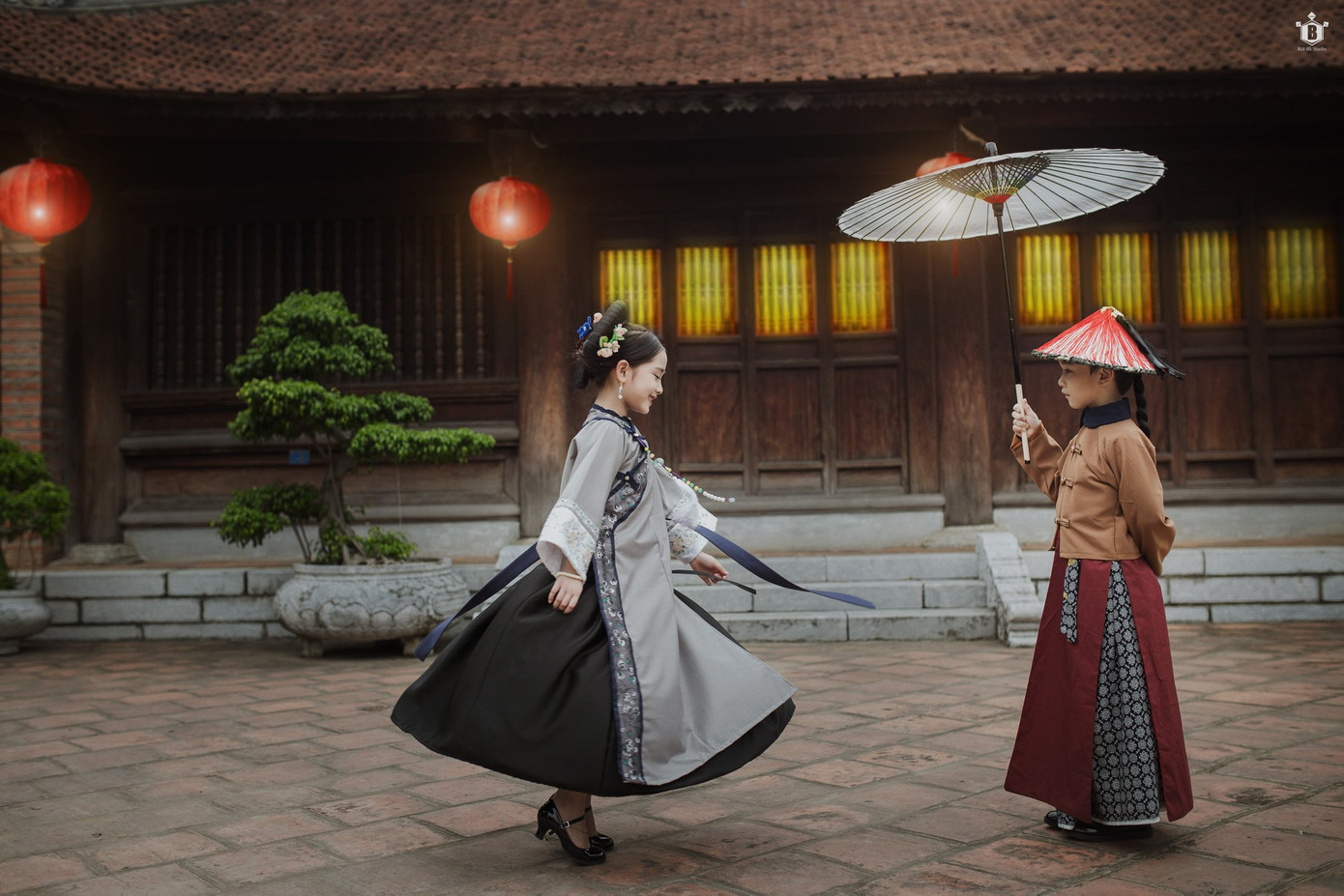 Vì yêu thích bộ phim Diên hy công lược nên mẹ bé Hữu Nhật đã cùng mẹ bé Khánh Linh lên ý tưởng sau đó đưa các con tới chỗ nhiếp ảnh gia Đỗ Bút để thực hiện bộ ảnh cùng tên.