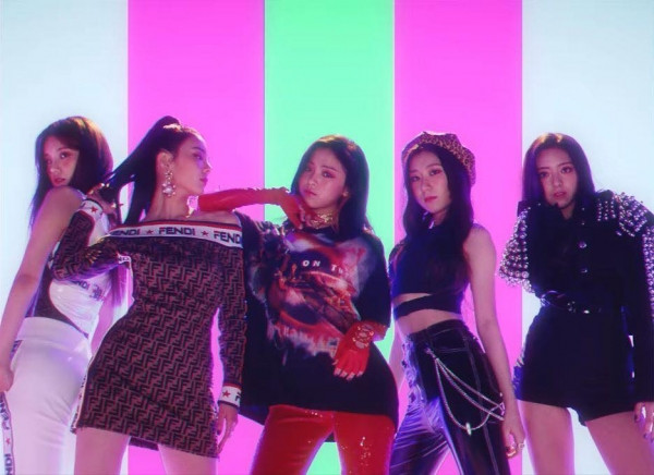 Còn chưa chính thức debut, Yuna (ITZY) đã khiến fan phát hờn vì thân thiết với Jungkook ảnh 1