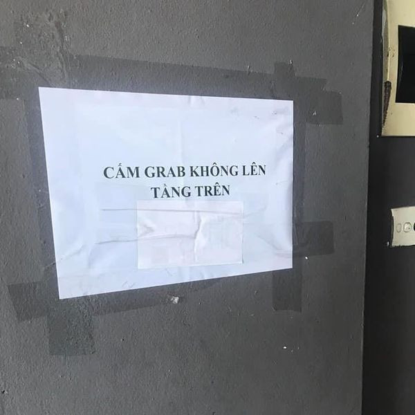 Đi kèm với bức ảnh là một bài viết khá dài bày tỏ sự bức xúc trước thái độ kỳ thị GHCN ở một số cửa hàng lớn trên thành phố.