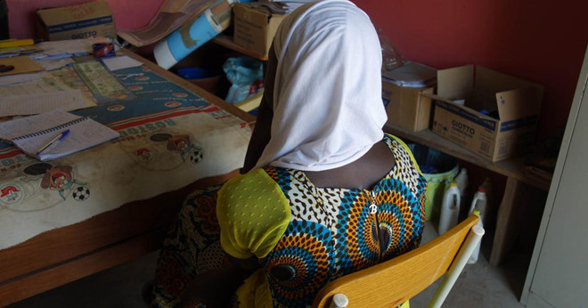 Nữ sinh Senegal bỏ học sau khi bị thầy giáo lạm dụng tình dục và có thai. Ảnh: HRW.