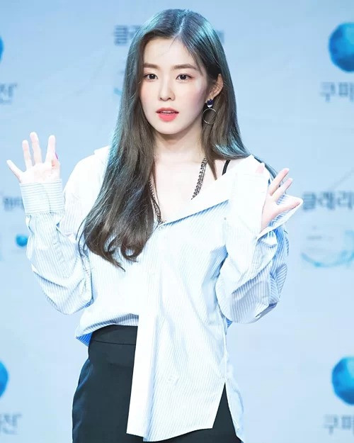 Gần đây nhất, mỹ nhân nhà SM tỏa sáng khi diện áo sơ mi kẻ sọc phối cùng chân váy đen. Irene chọn cách sơ vin nửa vạt trước giúp outfit thêm cá tính, thời thượng.