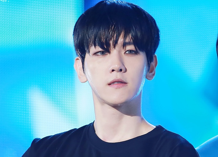 Nhìn Baekhyun (EXO) mồ hôi chảy ròng ròng thế này, fan chỉ muốn được chạy lên lau mồ hôi cho anh chàng mà thôi.