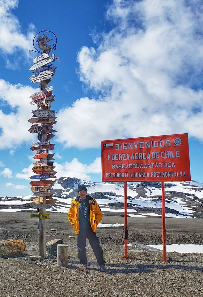 Chàng trai hạnh phúc khi đặt chân đến Nam Cực.