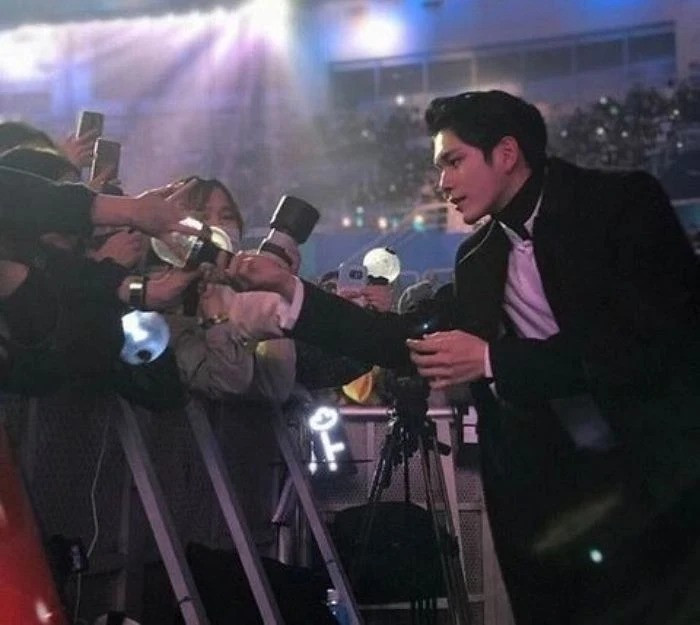 Dù là ảnh chụp trong bóng tối, Ong Seongwoo vẫn đẹp như ảnh tạp chí vậy.