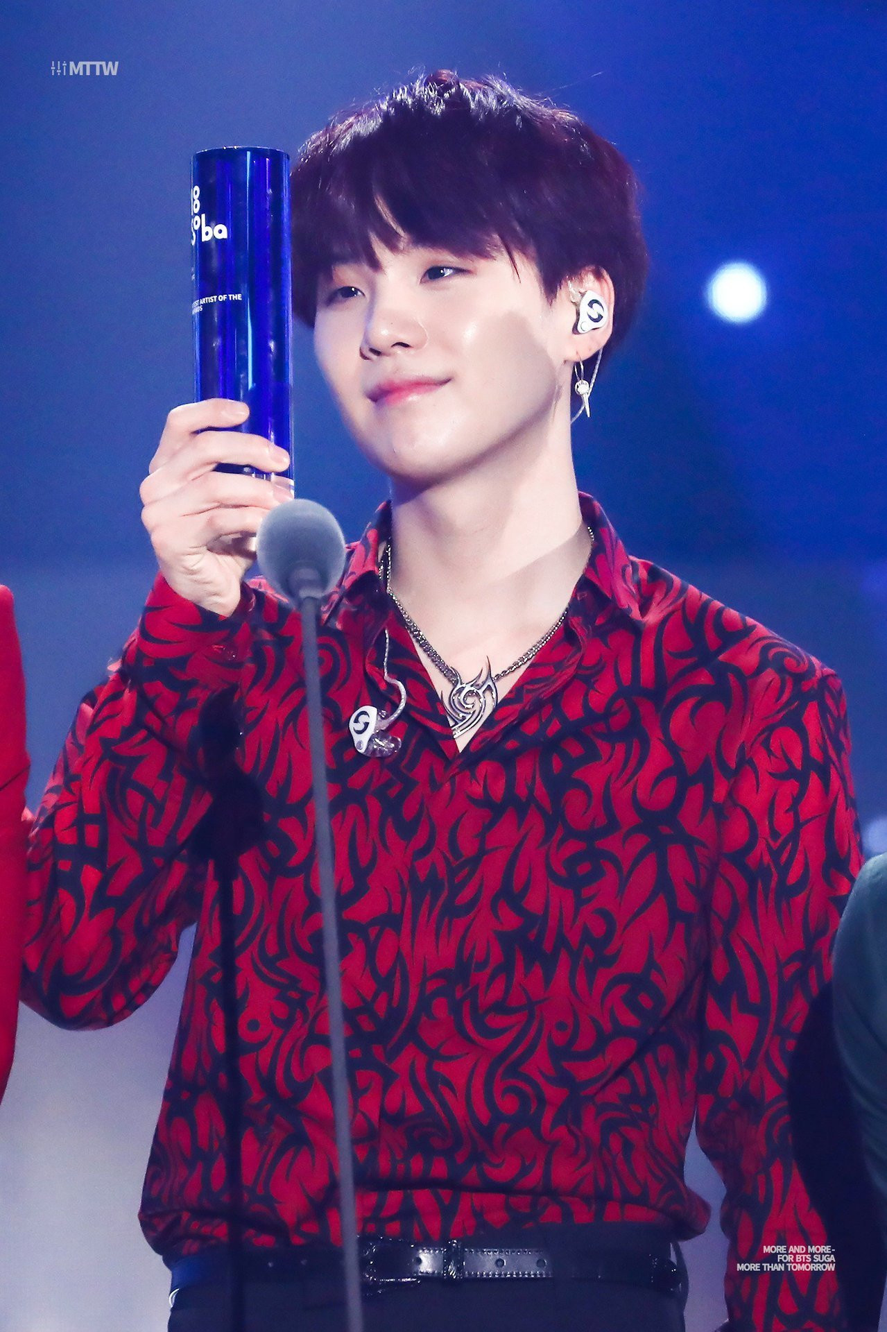 Cả áo và vòng cổ của Suga đều có hoạ tiết này