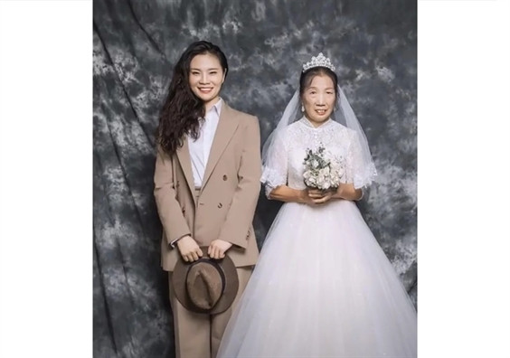 Bức ảnh cưới của mẹ và con gái khiến cho nhiều người xúc động.