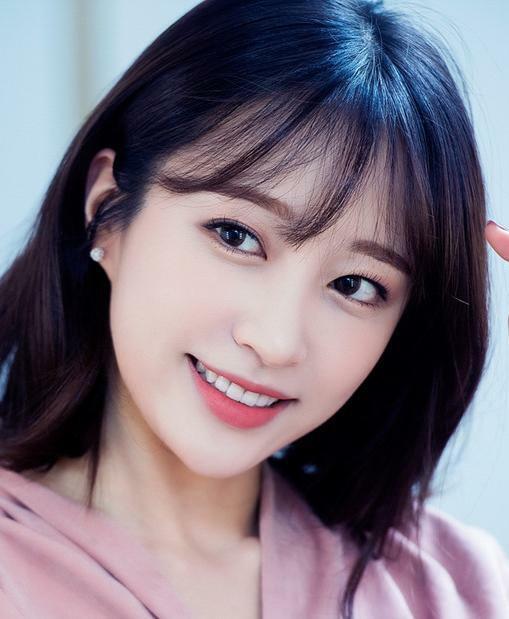 Dù đã "làm mưa làm gió" nhiều năm, mái thưa vẫn chưa bao giờ hết hot. Không chỉ dễ cắt và tạo kiểu, kiểu mái này còn che được những khuyết điểm trên gương mặt. Hani (EXID) rất chuộng kiểu mái này để giúp cô nàng che được phần trán rộng.