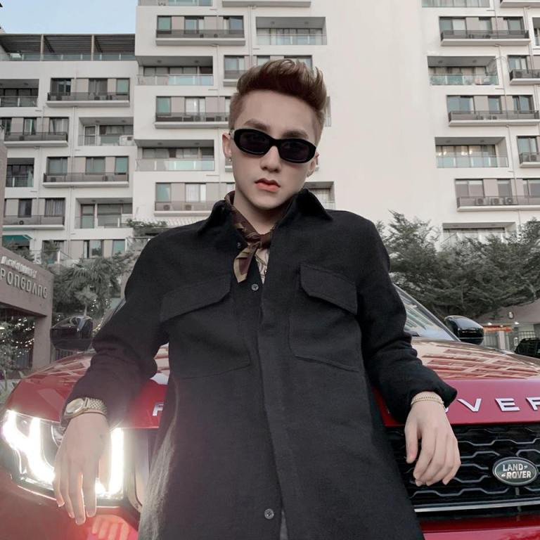 Trước đó vào giữa tháng 2 vừa qua, các fan cũng đã từng "đứng ngồi không yên" với hình ảnh mới đầy nam tính và điển trai của Sơn Tùng.