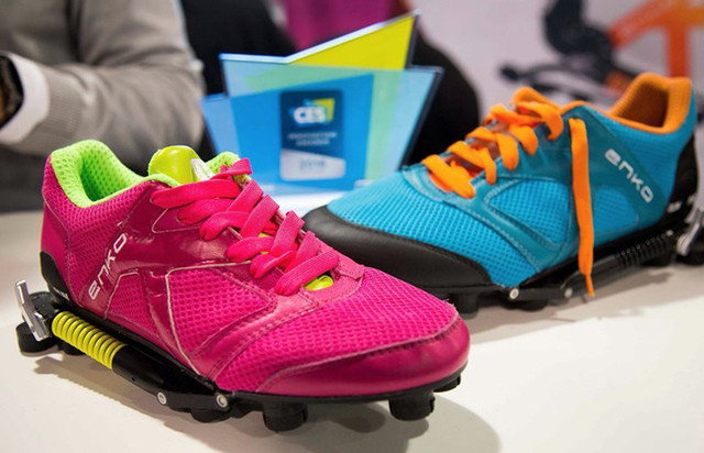 Giày chạy bộ với hệ thống đệm cơ học. Đế giày chạy bộ này được trang bị hệ thống đệm đặc biệt, chống sốc, giúp bảo vệ khớp, đặc biệt là khi chạy trên bề mặt cứng. Những đôi giày đặc biệt này có một công tắc để sử dụng cho chế độ đi bộ và chạy bộ.