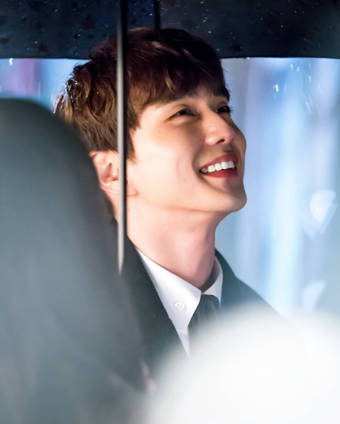 Anh chàng chứng minh rằng diễn xuất của mình khá đa dạng khi hóa thân vào vai những vị quân chủ trong thể loại cổ trang, cho đến nam thần thời hiện đại.