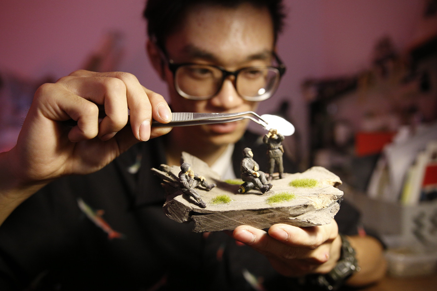 Nguyễn Quang Huy đang hoàn thiện mô hình làm từ những món đồ chơi cũ.