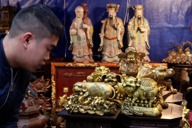 Tượng đồng hình con lợn tại một cửa hàng bán đồ giả cổ.