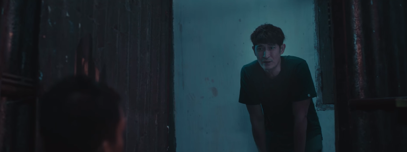 Huy Khánh “lầy lội” mở toang cửa khi Mạc Văn Khoa đang tắm.