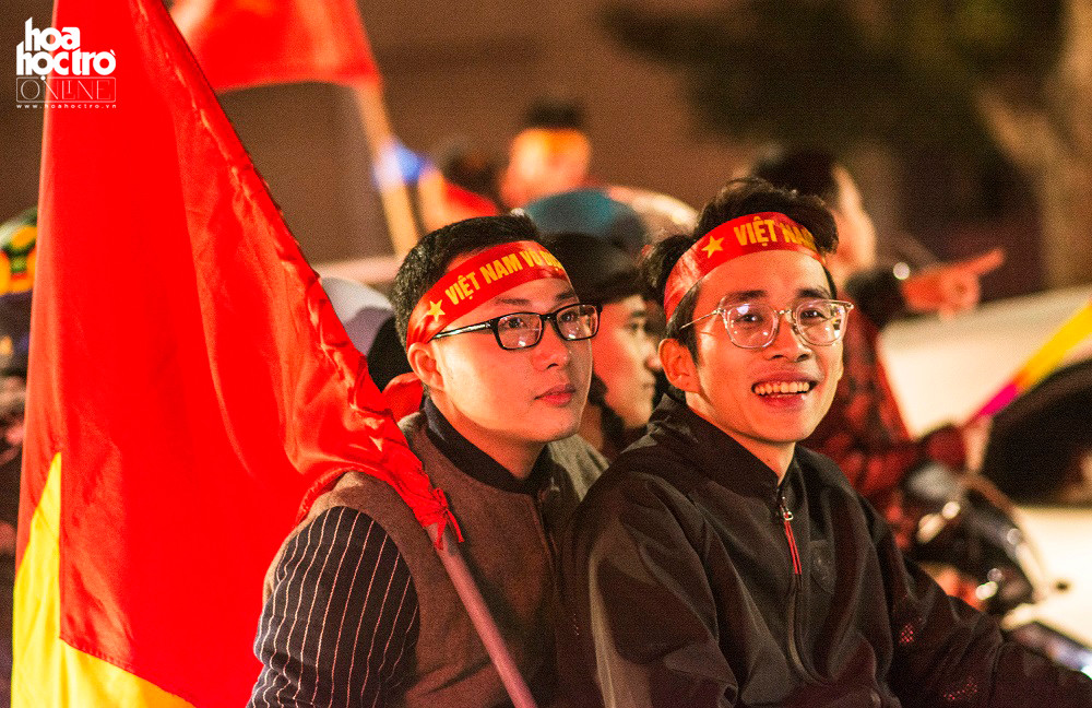 Số đông cổ động viên xuống đường đi bão là các bạn trẻ với tình yêu Tổ quốc và bóng đá cuồng nhiệt.