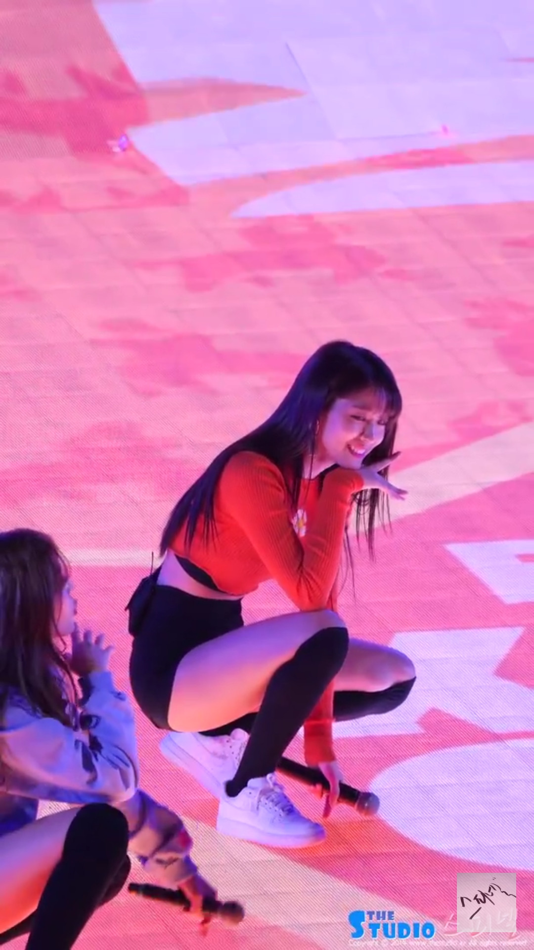 Dù đang ốm nhưng khi lên sân khấu Seolhyun vẫn cười rất tươi.