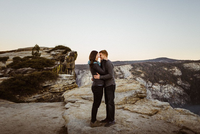 Dù tiềm ẩn nhiều nguy hiểm nhưng vách đá Taft Point, Mỹ, đã trở thành điểm đến cầu hôn lý tưởng. Dù tiềm ẩn nhiều nguy hiểm nhưng vách đá Taft Point, Mỹ, đã trở thành điểm đến cầu hôn lý tưởng.