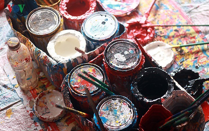 Ảnh: Các loại sơn được sử dụng trong sản xuất đồ chơi nơi đây.