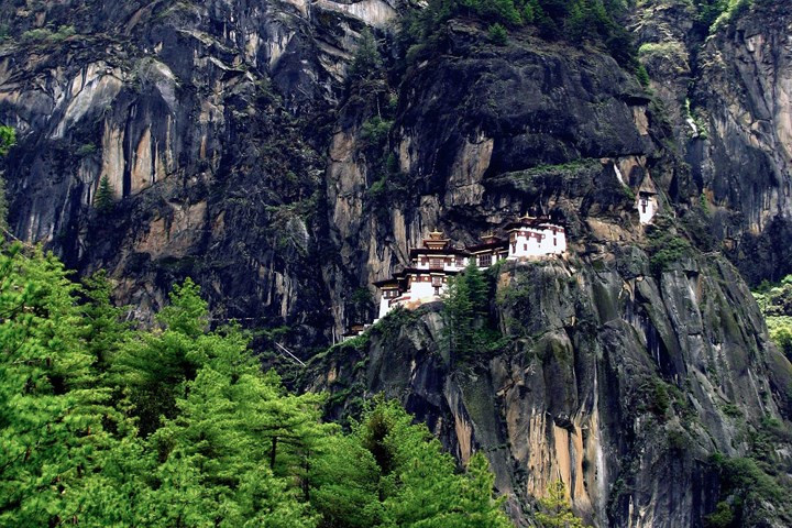 Ảnh chụp Paro Taktsang từ xa.