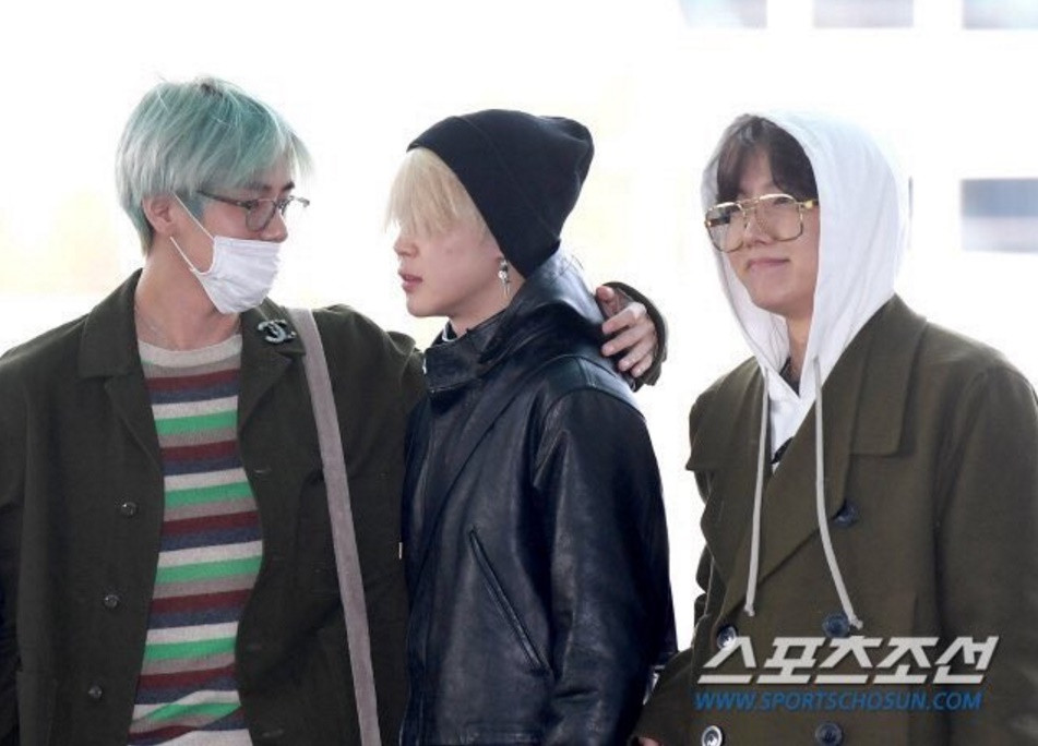 Jimin và V tíu tít trò chuyện trước ống kính phóng viên.