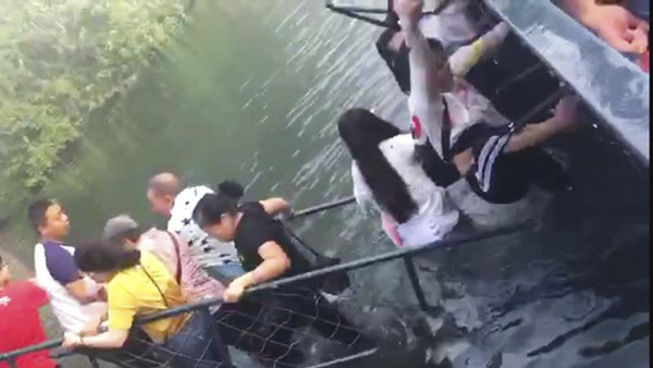 Cây cầu sắt đổ sập do quá nhiều khách du lịch cùng dừng lại chụp hình.