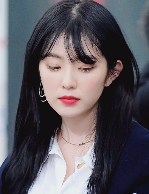 Nhờ để mái thưa uốn cụp nhẹ nhàng, Irene thêm yêu kiều.