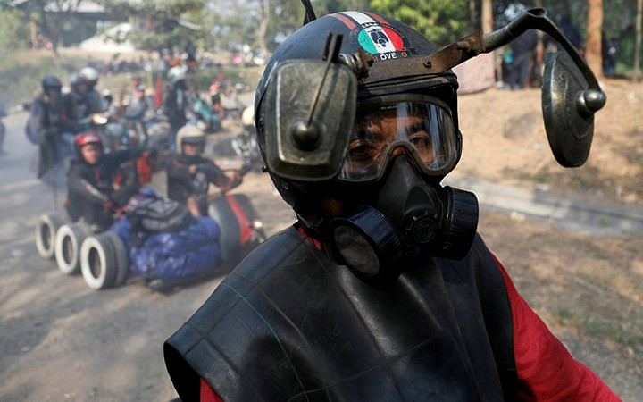 Không chỉ “độ” Vespa mà người đàn ông này còn “độ” cả mũ bảo hiểm.