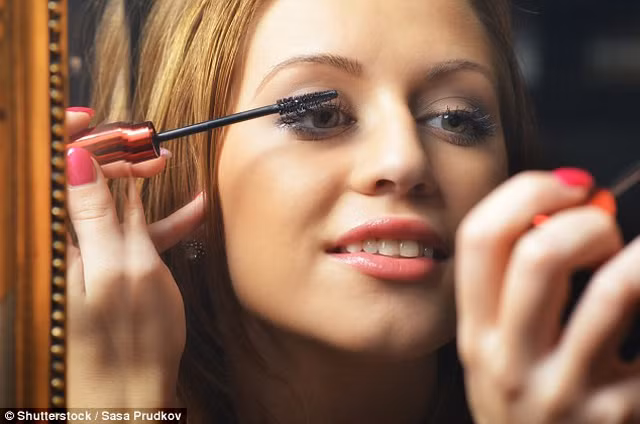 Sau bốn tháng, mascara bắt đầu chứa vi khuẩn nguy hiểm.