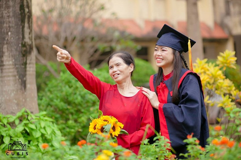 Bộ đồ lam lũ của người phụ nữ bươn chải.